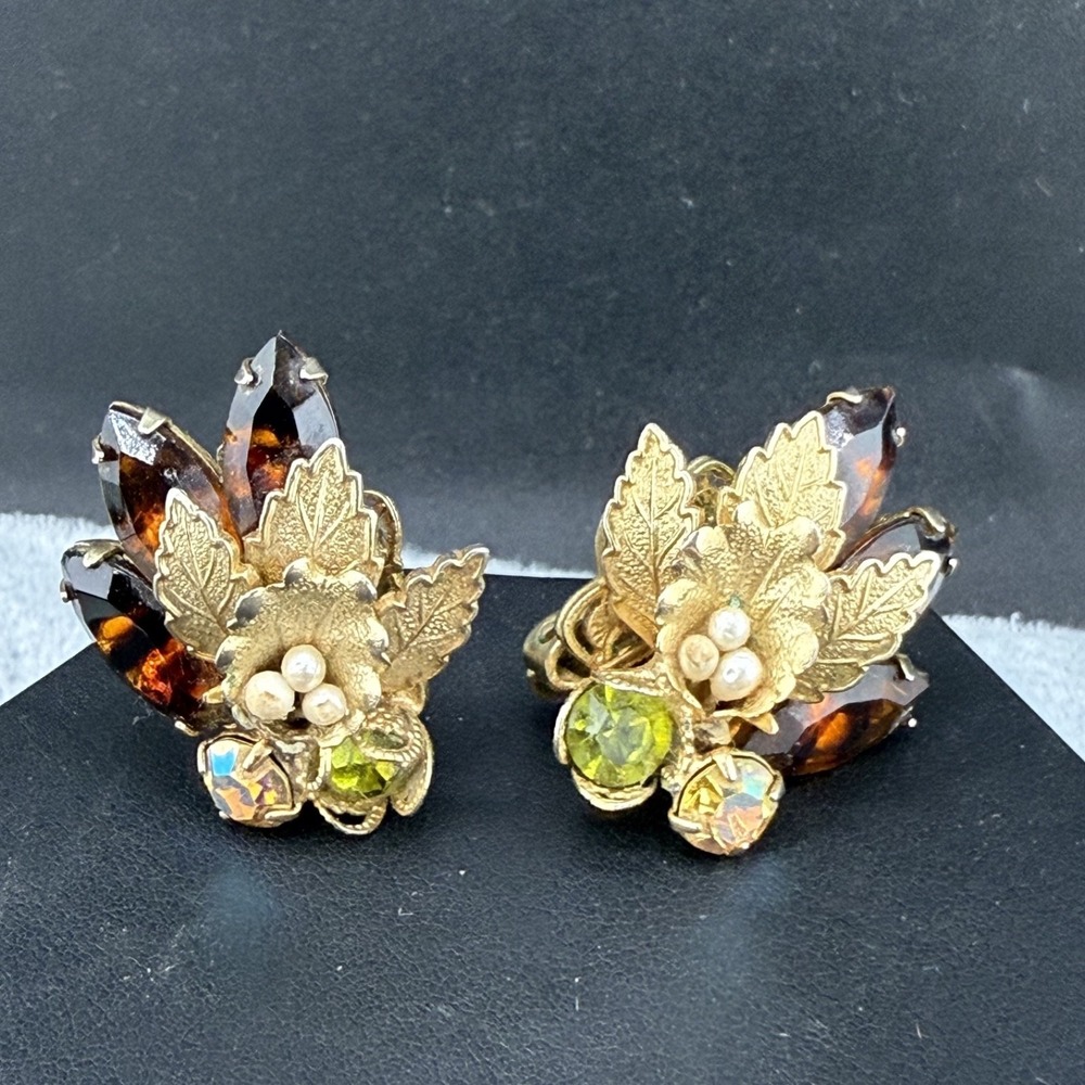 Vintage Weiss Clip On Earrings Gold Tone Rhinestone Signed